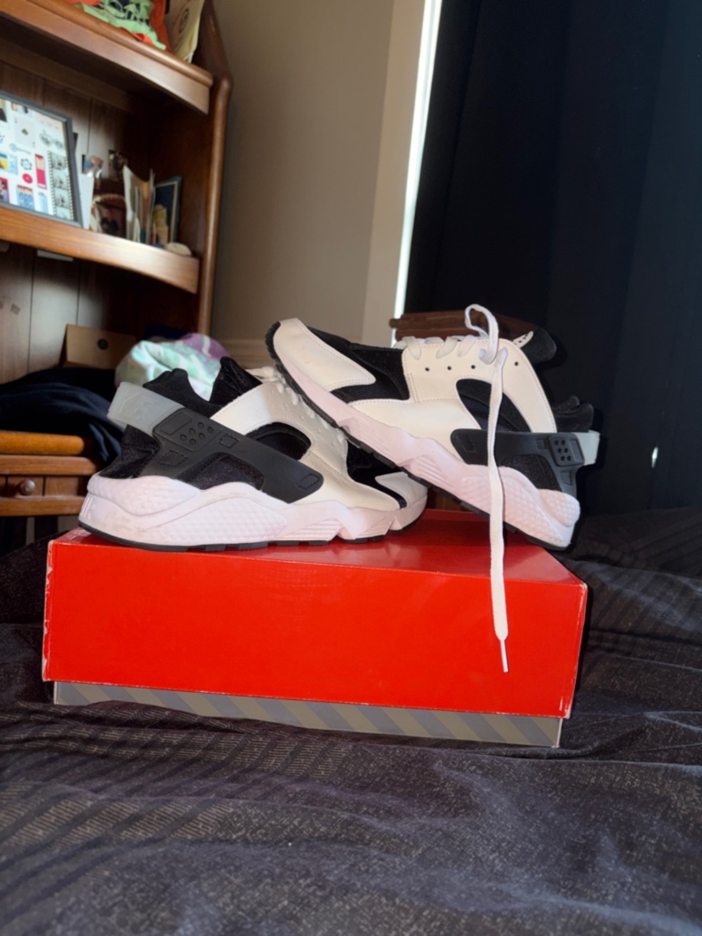 Black and White Athletic Sneakers Hiraches